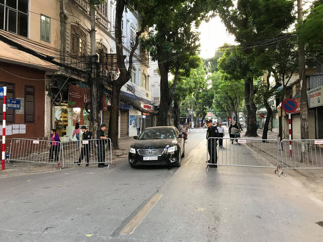 Các tuyến đường Nguyễn Công Trứ, Hàng Chuối, Tăng Bặt Hổ... quanh nhà tang lễ bắt đầu được hạn chế phương tiện lưu thông. (Ảnh: Quang Phong)