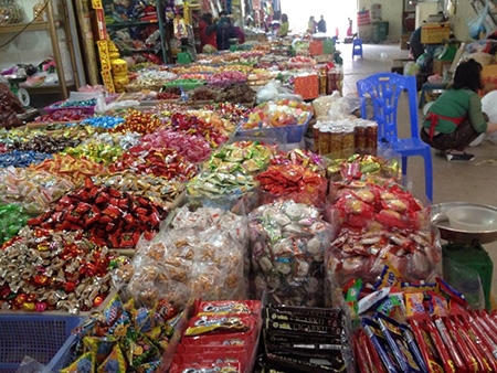 Bánh kẹo "ba không" với hình thức bắt mắt giá chỉ từ 30-40 nghìn/kg.