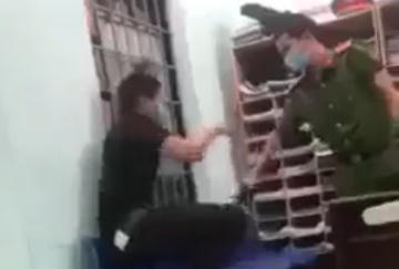 Dương Văn Hòa bị đại úy Trần Đình Định dí roi điện vào người.