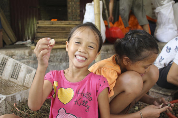 Em Lan cười tít mắt “khoe” với chiến công đầu tiên mà em đạt được.