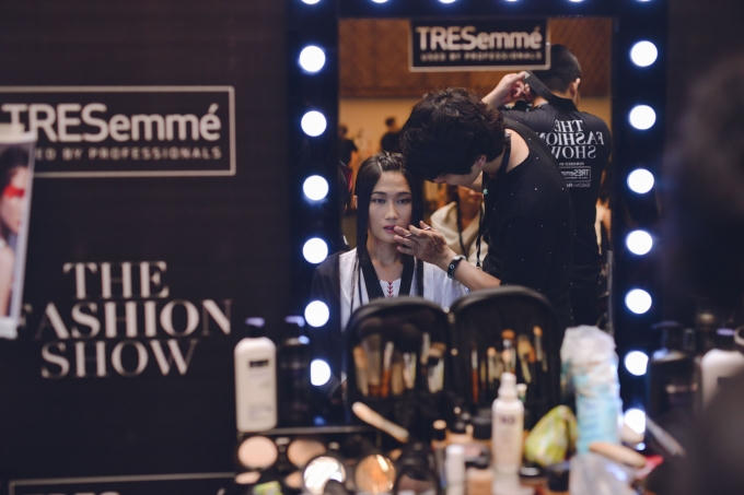 Chân dài trở lại phòng hậu trường, bắt kịp tiến độ làm việc của mọi người, nhanh chóng ổn định vị trí để make up, làm tóc chuẩn bị cho đêm diễn. (Photo: Nghĩa Ngô)