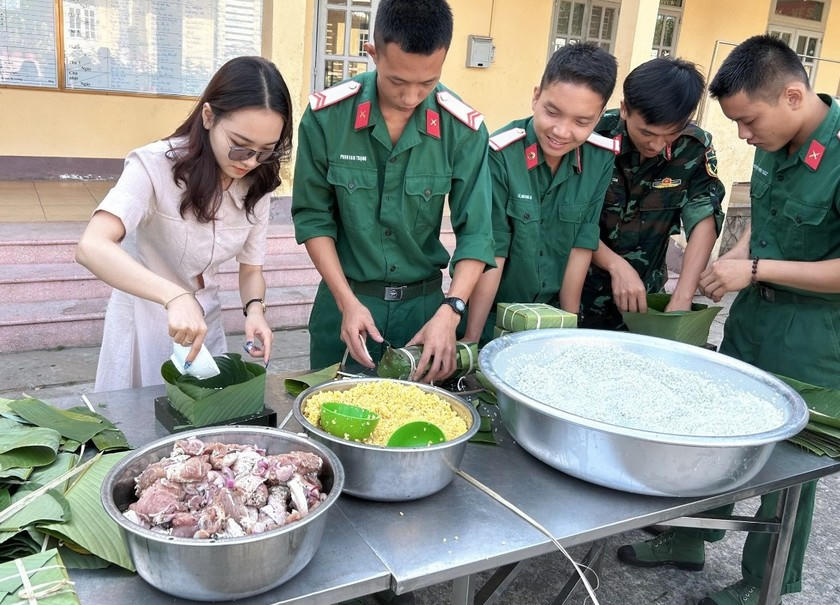 Bộ đội cùng đoàn viên, thanh niên địa phương gói bánh chưng, bánh tét. (Ảnh: PV)