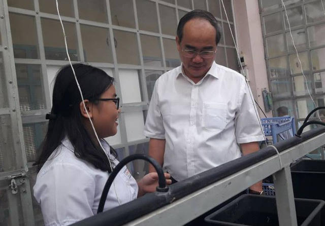 Ông Nguyễn Thiện Nhân đến thăm trường học tại TPHCM