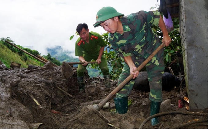 Công an phối hợp với bộ đội tìm kiếm nạn nhân bị mất tích