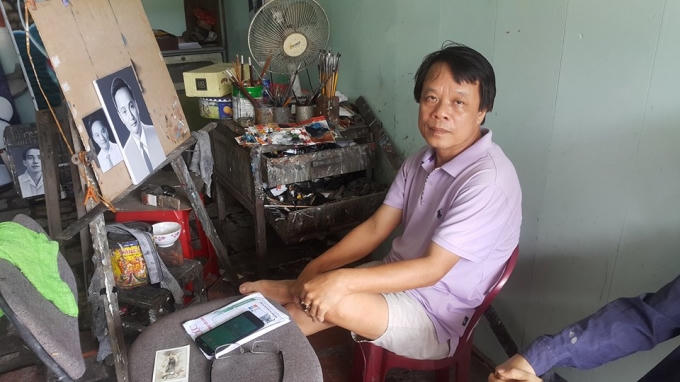 Họa sĩ Hòa Bình vui vẻ  kể về cha mình.