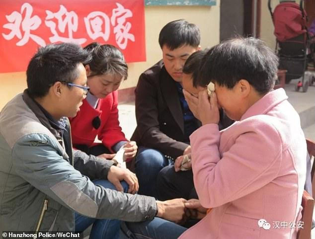 Cuộc hội ngộ chan đầy nước mắt của đứa trẻ bị bắt cóc 21 năm