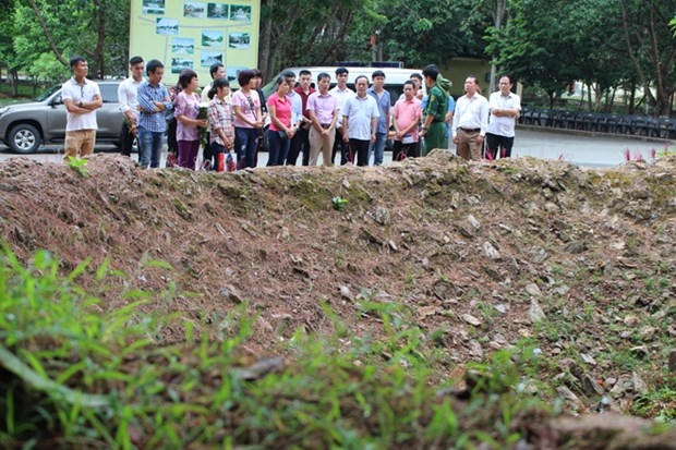 Bên hố bom lịch sử,nơi 10 nữ liệt sỹ đã hy sinh anh dũng.
