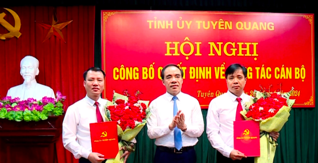 Bí thư Tỉnh ủy Chẩu Văn Lâm trao quyết định và tặng hoa chúc mừng đồng chí Nguyễn Văn Việtvà đồng chí Nguyễn Mạnh Tiến. Ảnh Báo Tuyên Quang