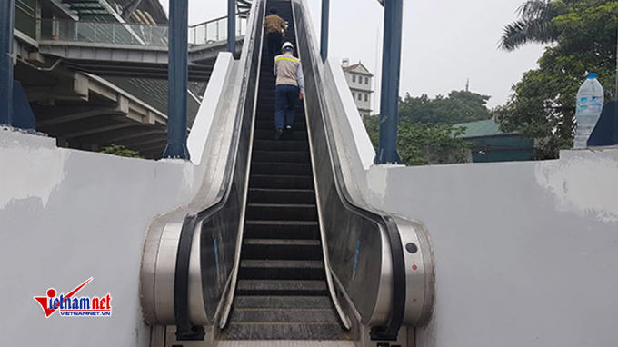 Hệ thống mái che thang cuốn lên các nhà ga đang được bổ sung hoàn thiện