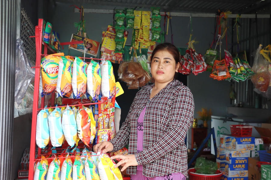 Bà Thạch Thị Sươl (ngụ ấp Vĩnh Mẫu, xã Vĩnh Hậu) được hỗ trợ nhà, vốn sản xuất, vươn lên thoát nghèo.