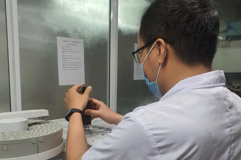 Giám định viên Trung tâm PYHN trong hoạt động giám định sinh hóa. (Nguồn ảnh: TTPYHN)