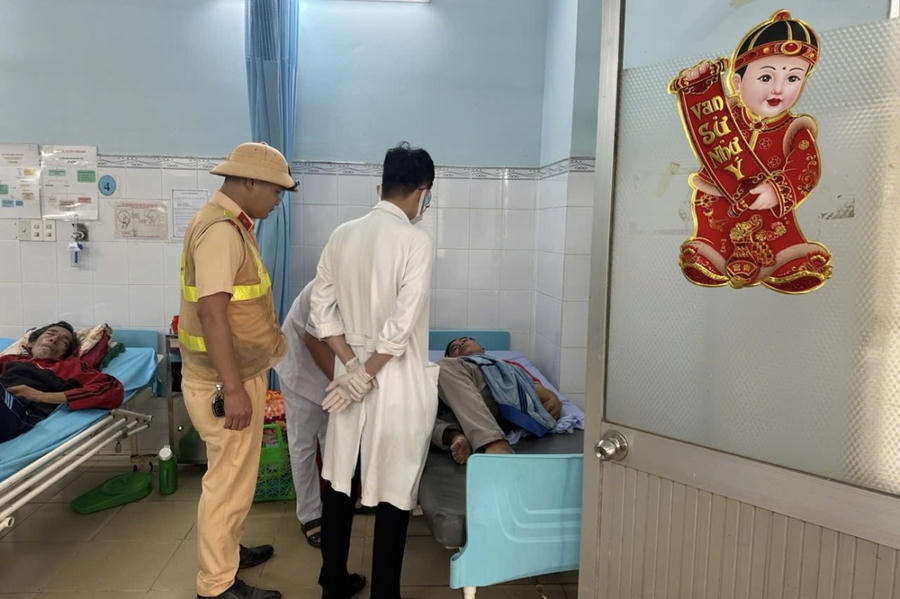 Ông Đáng được tổ công tác thuộc Trạm Cảnh sát giao thông Suối Tre đưa đi cấp cứu kịp thời.