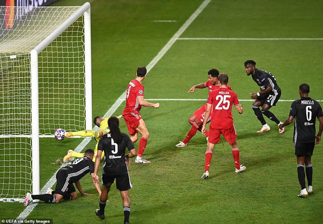 Phút 33, Gnabry nhân đôi cách biệt cho Bayern Munich với cú đệm bóng cận thành