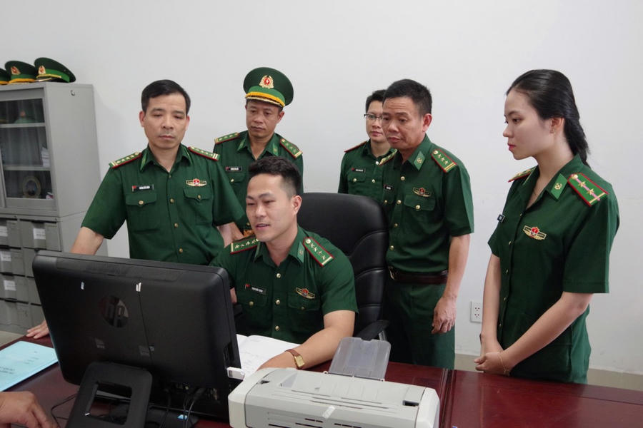 Đại tá Phùng Đức Hưng, Phó Cục trưởng Cục Cửa khẩu BĐBP kiểm tra quy trình trình thực hiện thủ tục Biên phòng điện tử tại Đội thủ tục, Biên phòng cửa khẩu cảng Bà Rịa - Vũng Tàu, Ban Chỉ huy BĐBP thành phố Hồ Chí Minh