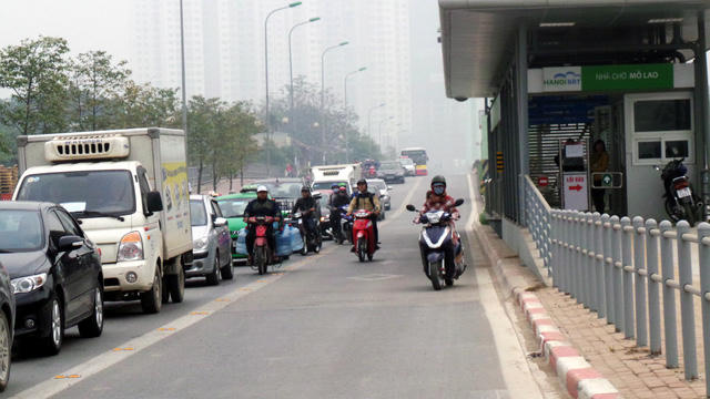 Đường thông thoáng, nhiều xe máy vẫn "lạc" vào làn buýt nhanh.