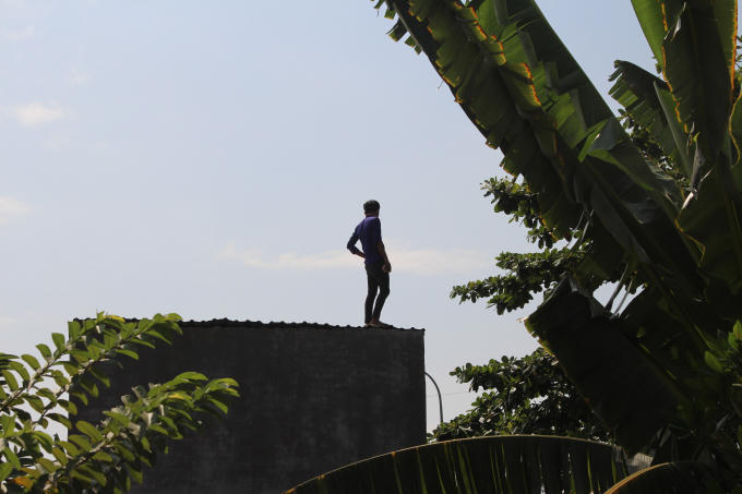 Theo thông tin ban đầu, gần 6h sáng cùng ngày, một nam thanh niên khoảng 25 tuổi đi bộ lên cầu vượt ngã tư Gò Dưa (phường Tam Bình, quận Thủ Đức) rồi nhảy xuống mặt đường quốc lộ 1.