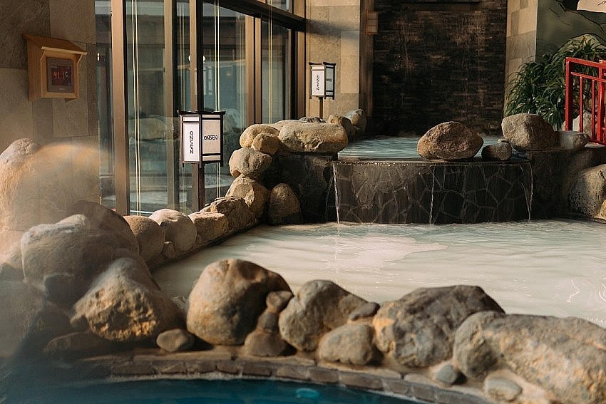 Bể khoáng nóng soda tại Mori Onsen phong cách onsen Nhật Bản.