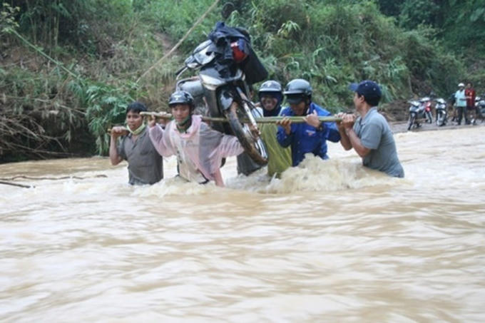 Giáo viên vùng sâu vùng xa còn phải vất vả vượt suối, trèo đèo để đến được với trường lớp của mình, nhưng lương thưởng và chế độ đãi ngộ chưa tương xứng. Ảnh: Thanh Hải.