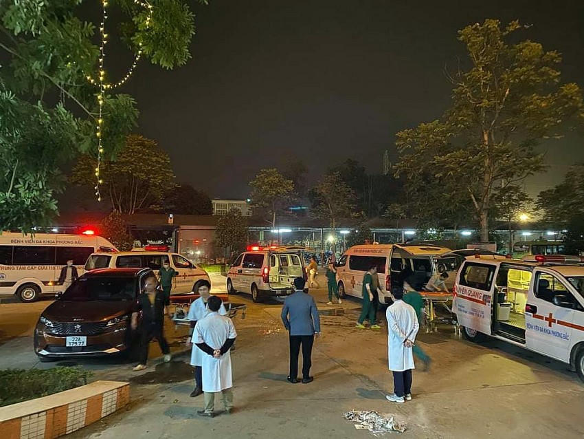 Các y, bác sĩ được huy động để cấp cứu các bệnh nhân bị thương.