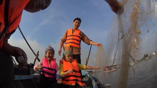 Các bé thích thú với quả đầu tiên là một mẻ cá cơm tươi ngon.