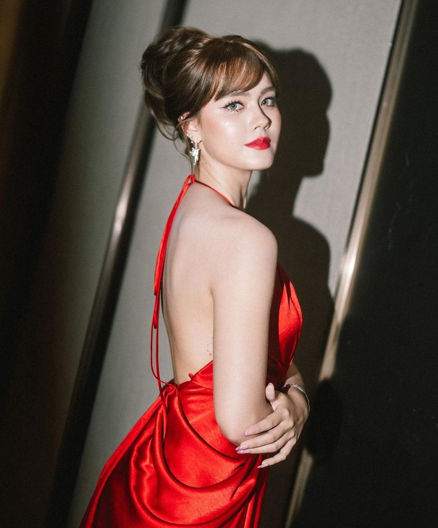 So với vẻ hiền lành trên phim, ngoài đời Denise Jelilcha Kapaun chuộng diện đồ tôn dáng, khoe vẻ đẹp sắc sảo. Ảnh: CJ