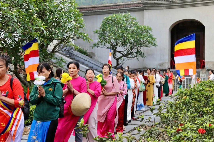Ngay từ rất sớm, hàng nghìn người dân, du khách trong trang phục chỉnh tề, xếp hàng trang nghiêm để được vào chiêm bái thể hiện niềm tin và lòng tri ân đối với Đức Phật.