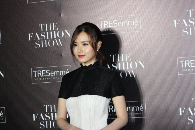 Bộ trang phục với gam màu và đường nét thanh lịch được Midu chọn lựa để xuất hiện tại sự kiện (Ảnh: Phương Thảo)