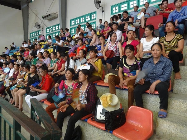 Cô Hoàng Thị Hải Yến, phụ huynh đưa con đi thi chia sẻ: "Sáng nay 2 mẹ con đã dậy từ rất sớm, chuẩn bị sang điểm thi để thi. Thực sự mình thấy rất lo lắng, dù cố gắng trấn an tinh thần cho con, nhưng kỳ thực mình mới là người mất bình tĩnh hơn con".