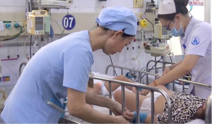 Các y bác sĩ, nhân viên điều dưỡng, không ai bảo ai, tự làm công việc của mình. Người thì thăm khám cho các bé...