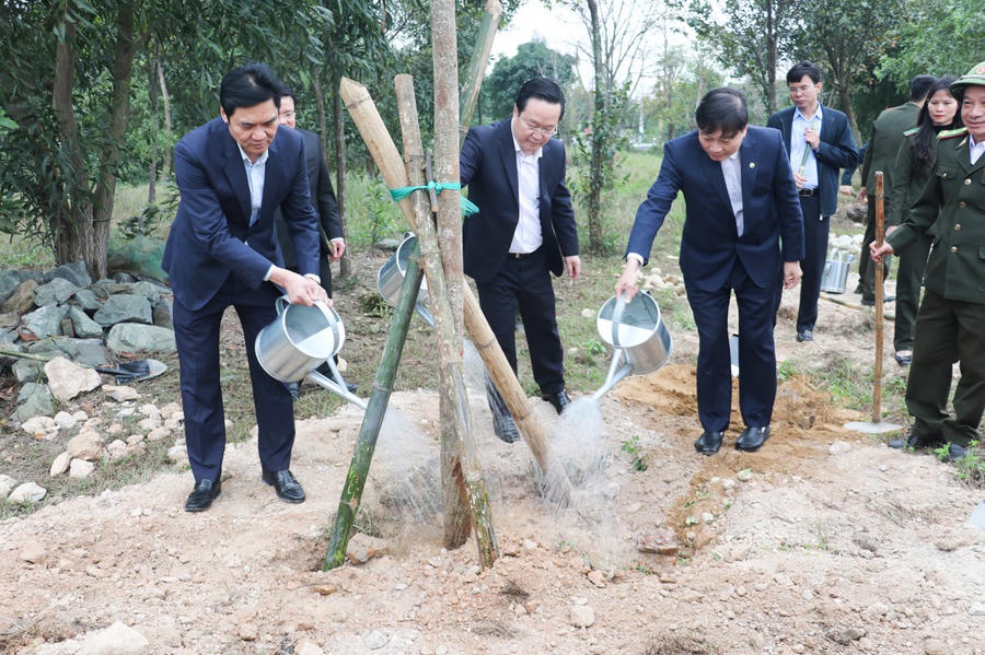 Lãnh đạo tỉnh Nghệ An trồng cây tại lễ phát động.