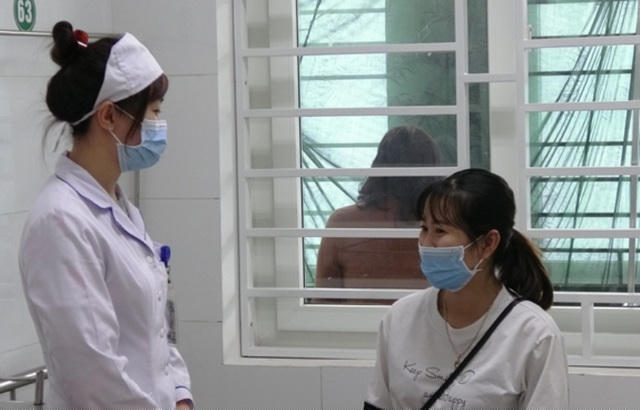 Tư vấn chăm sóc sức khỏe cho bệnh nhân trước khi xuất viện.