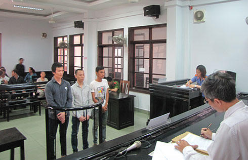 3 bị cáo tại phiên tòa. ( Ảnh: Báo Khánh Hòa).