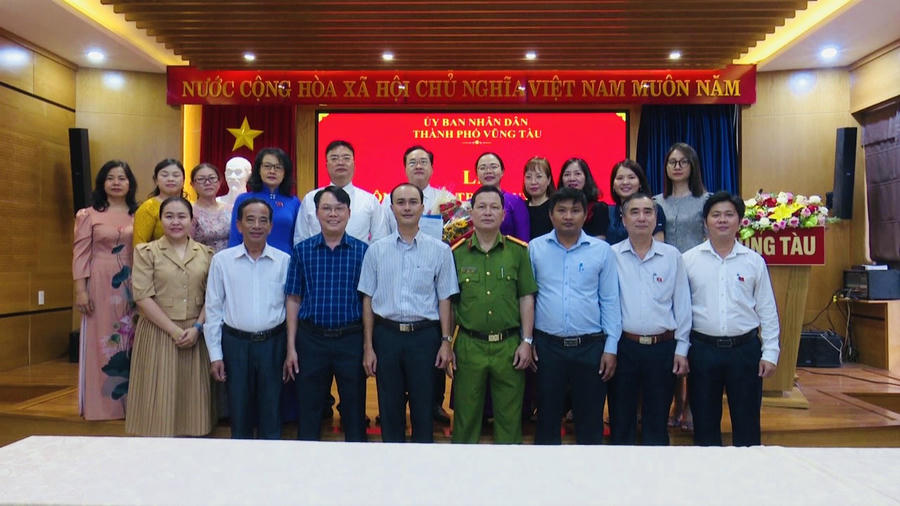 Tập thể Lãnh đạo, các phòng, ban công chức thành phố Vũng Tàu, tặng hoa và chúc mừng ông Nguyễn Hữu Nam.