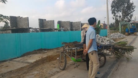 Ngay cả khi không có giấy phép xây dựng, doanh nghiệp vẫn công khai xây ki-ốt bởi sự làm ngơ của chính quyền.  (Ảnh: Anh Thắng)