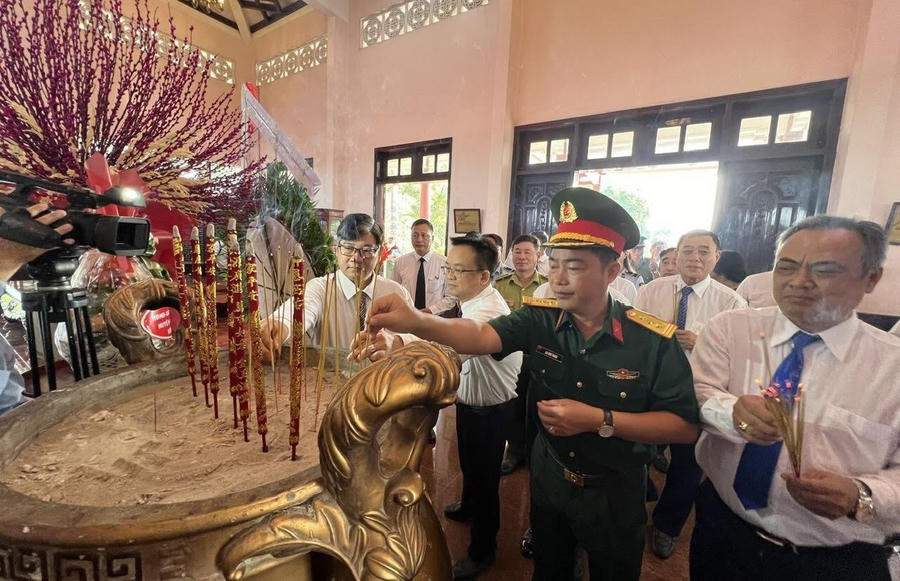 Dâng hương tại Đền thờ Liệt sĩ.