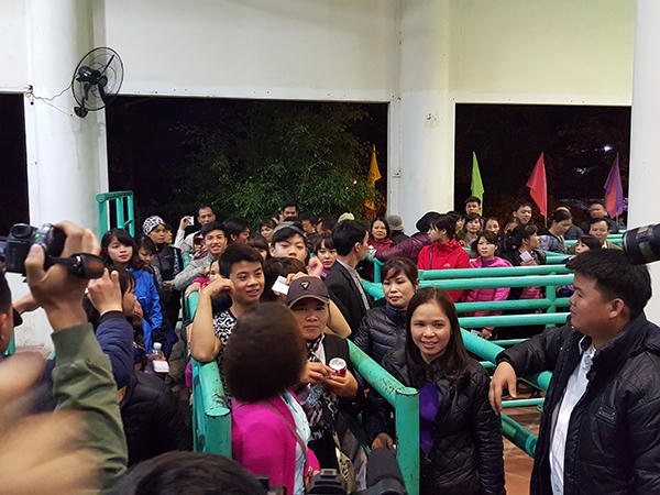 Đường lên cáp treo lúc 3h30' sáng đã rất đông đúc