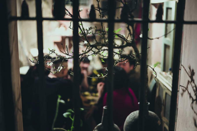 Những cành mận trắng tinh khôi bên mâm cỗ ngày Tết.