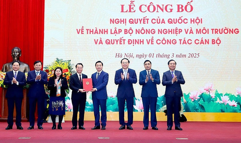 Phó Thủ tướng Trần Hồng Hà trao các Quyết định bổ nhiệm Bộ trưởng Bộ Nông nghiệp và Môi trường Đỗ Đức Duy và các Thứ trưởng.