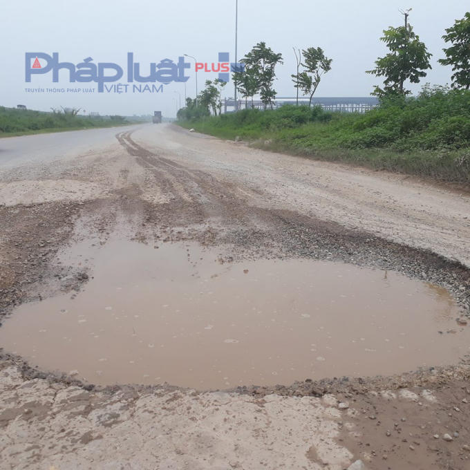 Nhiều hố sâu đến nửa bánh xe khi lưu thông.