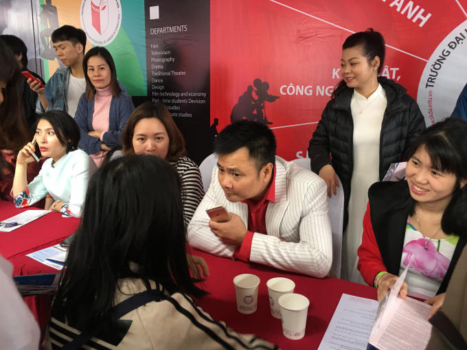 Nghệ sĩ Tự Long tư vấn tuyển sinh cho một nữ sinh có ước mong vào nghề hát Chèo. 