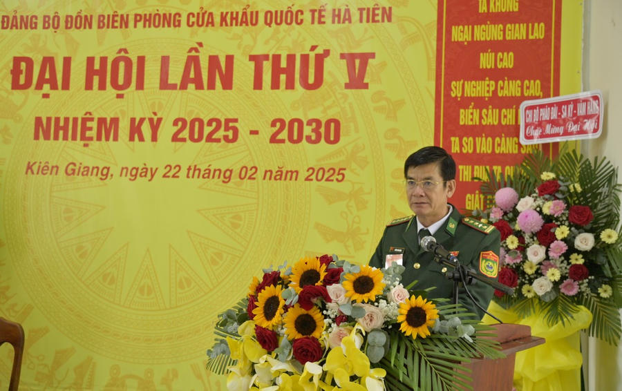 Đại tá Huỳnh Văn Đông, Bí thư Đảng ủy, Chính ủy Bộ đội Biên phòng tỉnh Kiên Giang, phát biểu chỉ đạo Đại hội.