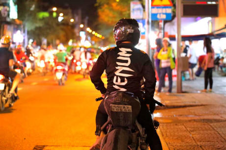 Xe mô tô gắn biển số khuất trong gầm xe.