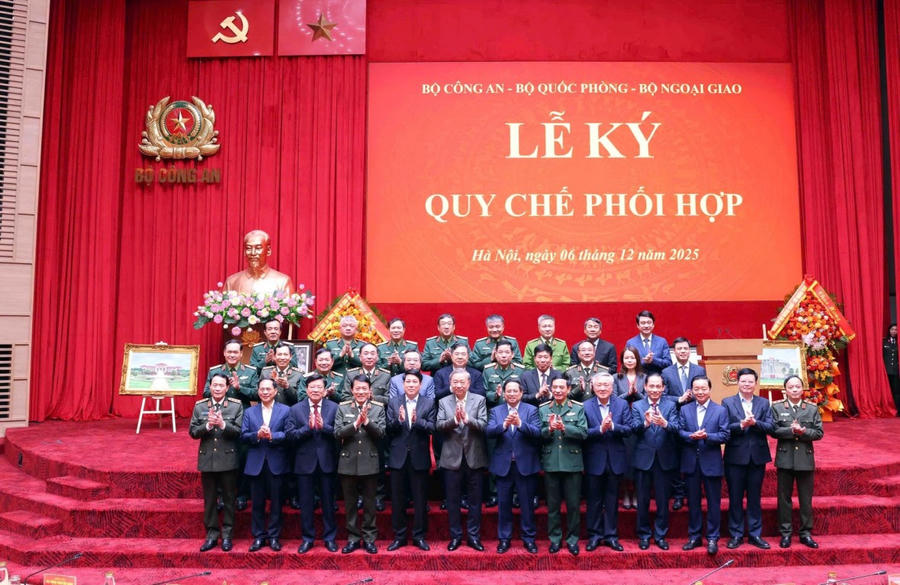 Lãnh đạo Đảng, Nhà nước và các đại biểu chụp ảnh lưu niệm.
