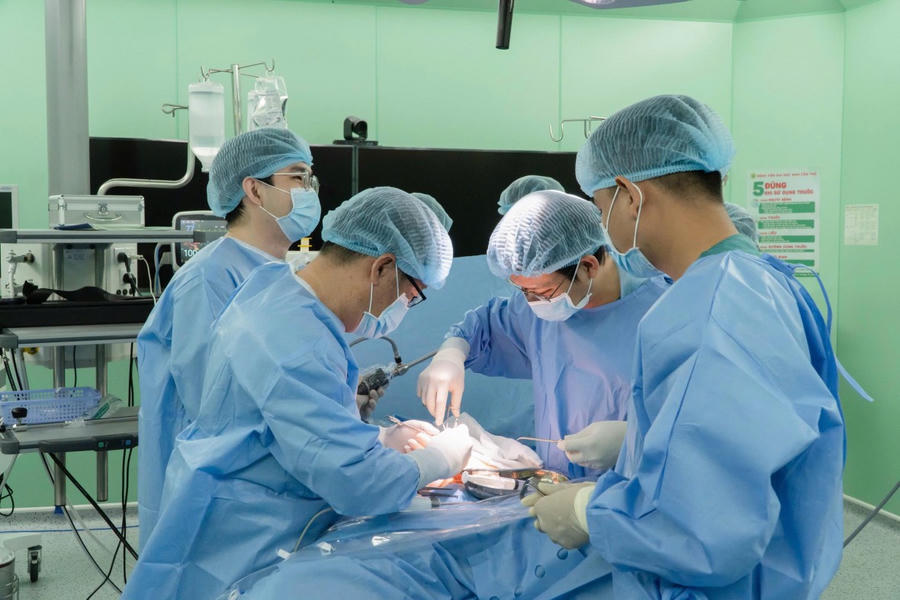 Ê-kip bác sĩ của Bệnh viện thực hiện phẫu thuật cho bẹnh nhân