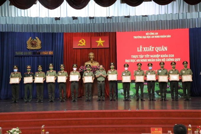 Công bố quyết định và trao Bằng khen của Bộ Công an cho 15 học viên Khóa D28.