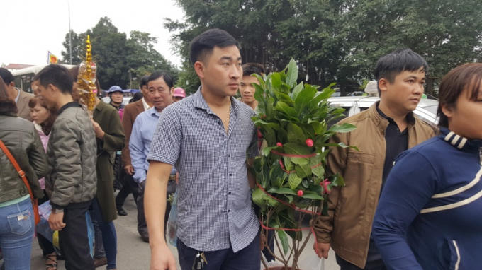 Phong ph&uacute; h&agrave;ng h&oacute;a tại phi&ecirc;n chợ &ldquo;mua may, b&aacute;n rủi&rdquo;