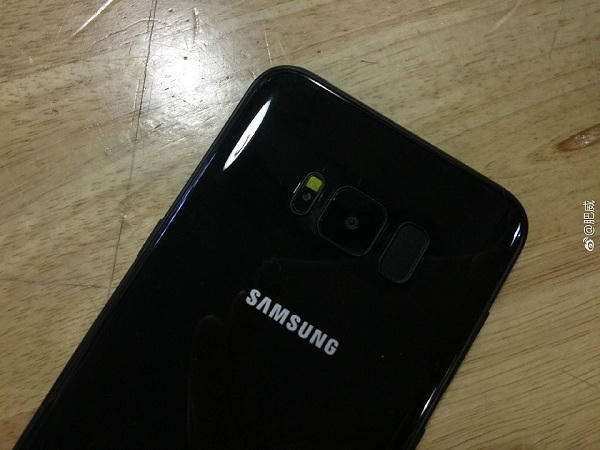 Chắc chắn Galaxy S8 sẽ có màu đen bóng khá giống với iPhone 7 của Apple.