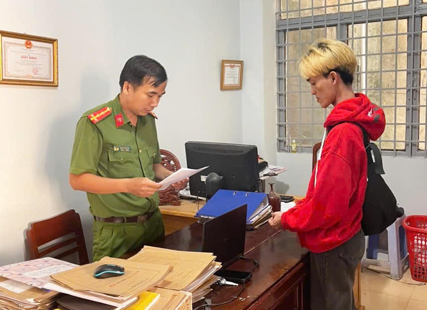 Võ Minh Tâm đang nghe tống đạt các Quyết định