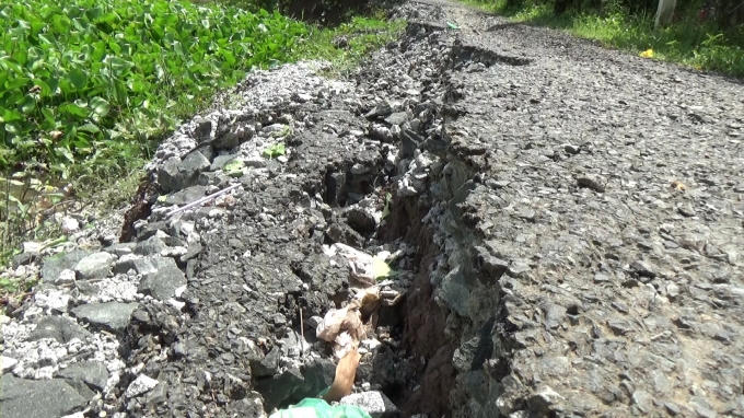 Tuyến đường dài 200m bị sụt lún nghiêm trọng.
