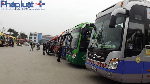 Rất nhiều xe đang trực chiến chuẩn bị đưa bà con về quê ăn Tết.